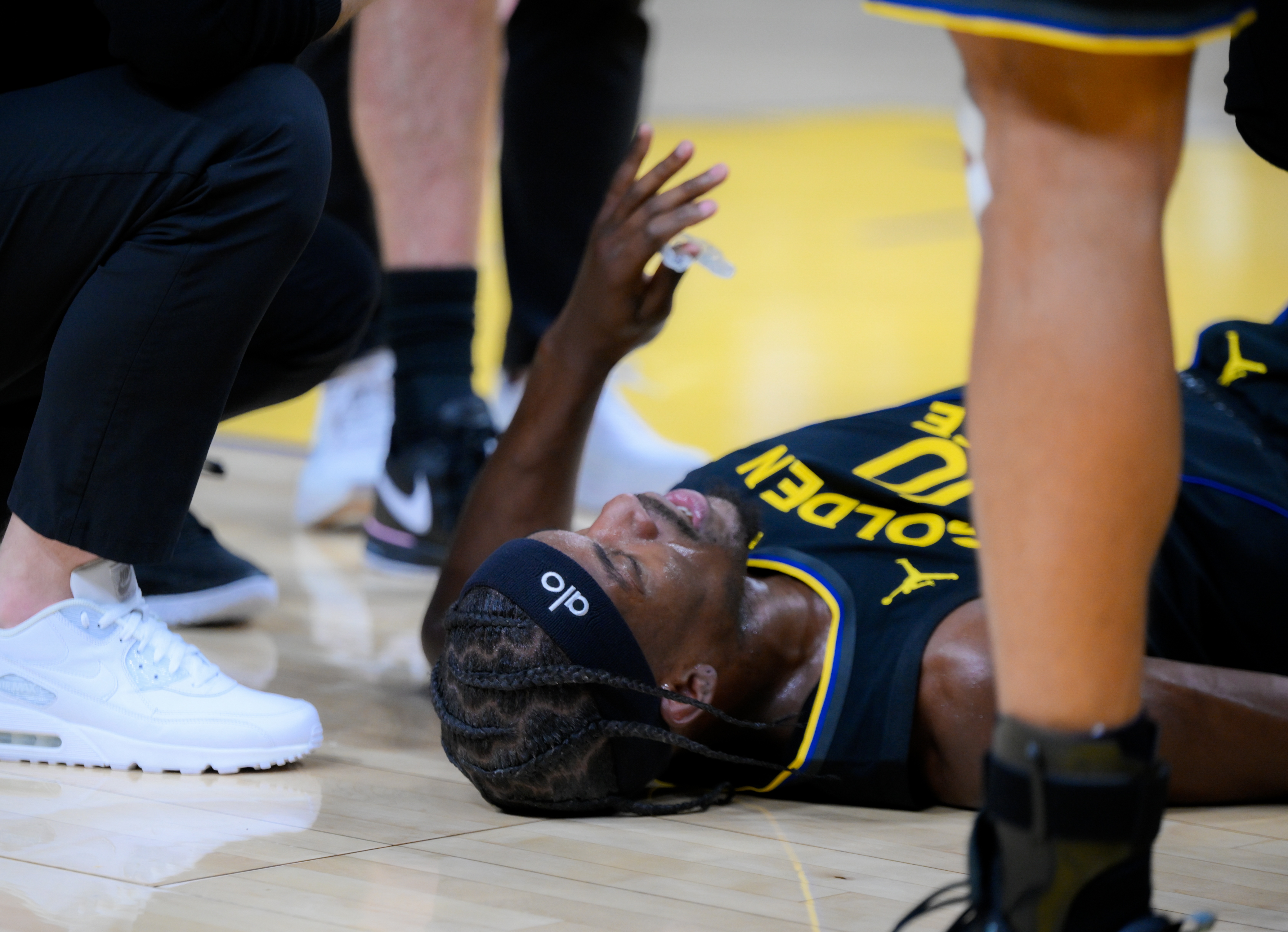 TA：勇士已经明确告诉巴特勒 他们会在未来一年里全力支持他康复